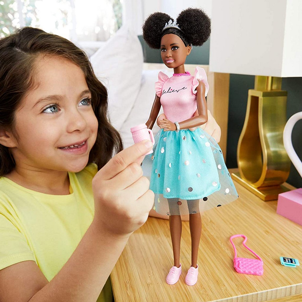 Barbie Princess Adventure Nikki Doll 11,5 Pouces Brunette En Mode Et  Accessoires, Avec Téléphone Intelligent, Sac à Main, Tasse De Voyage Et